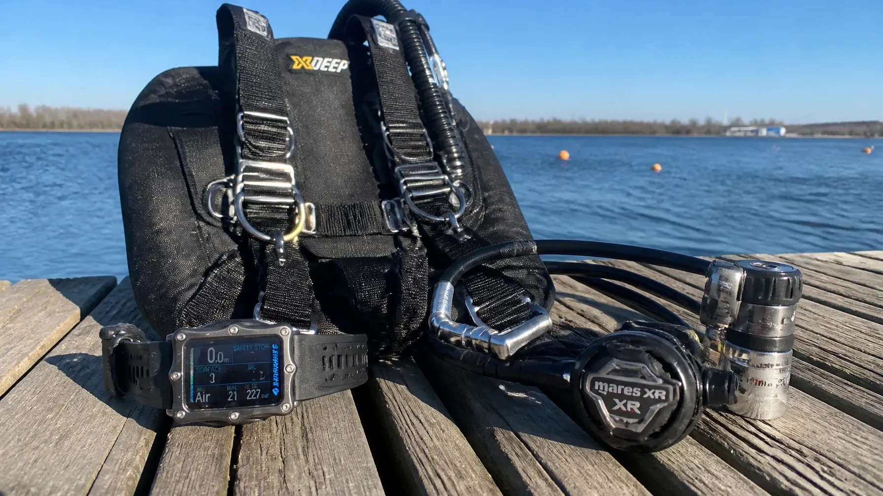 Garmin Tauchcomputer und Ausrüstung am Steg der Tauchbasis Goitzsche